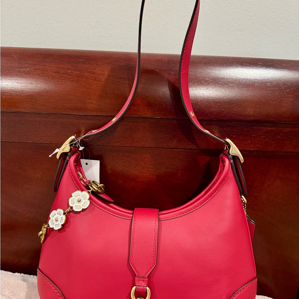 New with tag Coach Hamptons Hobo in Ruby Red